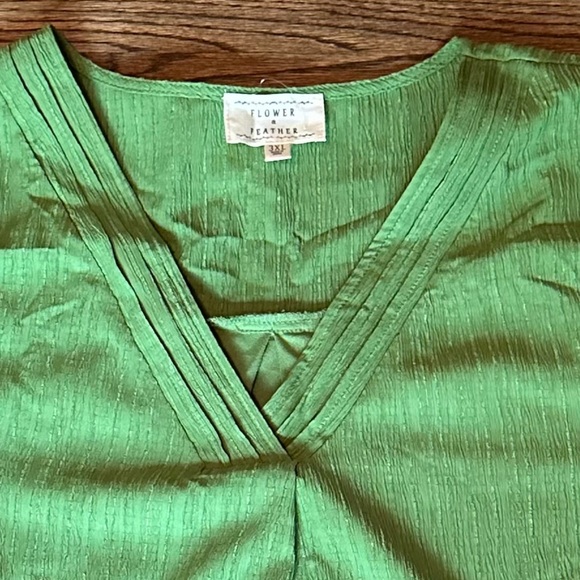 Pretty green top-New with tag! - Picture 2 of 4